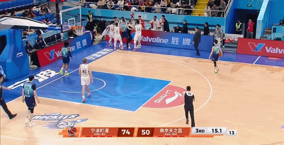 马丁&张新宇违体！郭昊文夹手臂小马丁直接将其推翻 双方冲突