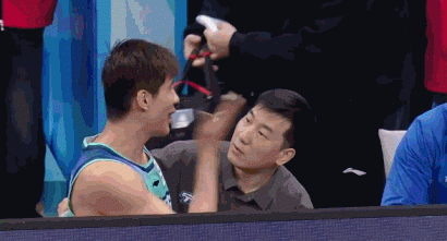 挺危险！王俊杰上篮落地重摔下场 宁鸿宇代替罚球