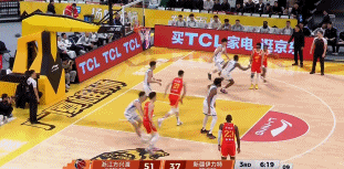 挺身而出！杨芮连中三分后暴扣得手 连得8分率队轰12-2打停广厦
