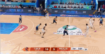 状态不俗但罚球辣眼!辛普森半场9中5拿下14分1助4断 罚球8中3 状态不俗但罚球辣眼!辛普森半场9中5拿下14分1助4断 罚球8中3