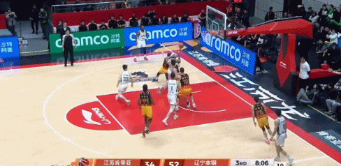 分差拉开了!莫兰德顺下上篮打进 辽宁下半场7-0开局&领先到20分 分差拉开了!莫兰德顺下上篮打进 辽宁下半场7-0开局&领先到20分