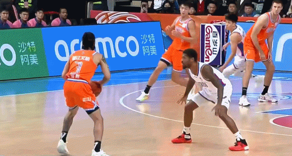 特莱斯横传被林庭谦飞身抢断 刘金雨身后拉人直接被吹违体! 特莱斯横传被林庭谦飞身抢断 刘金雨身后拉人直接被吹违体!