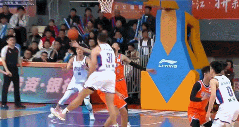 就这么花了!邹阳抢断风驰电掣打反击 长臂伸出上篮拉开20分领先 就这么花了!邹阳抢断风驰电掣打反击 长臂伸出上篮拉开20分领先