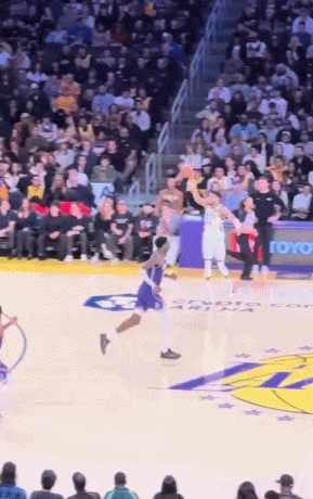 挡不住！字母哥反击强突艾顿 罚球线起三步轻松上篮！