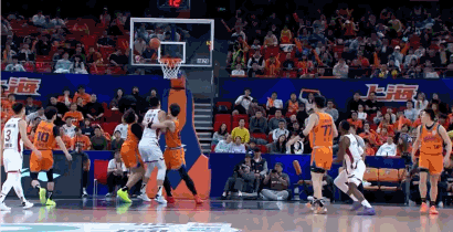 势如闪电！洛夫顿保护篮板后炮弹直传 张镇麟一马当先双手炸扣