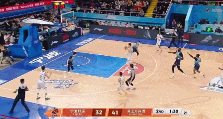 攻势再起！胡金秋反击跟进滑翔劈扣 广厦打出12-0攻势领先11分