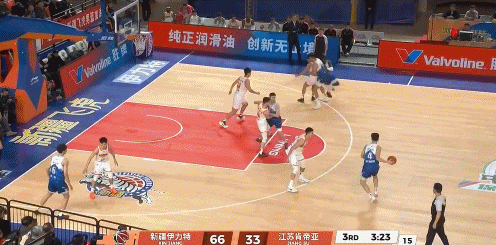 彻底花了!新疆哈里斯突破左手轻松上篮命中 新疆19-4领先到35分 彻底花了!新疆哈里斯突破左手轻松上篮命中 新疆19-4领先到35分