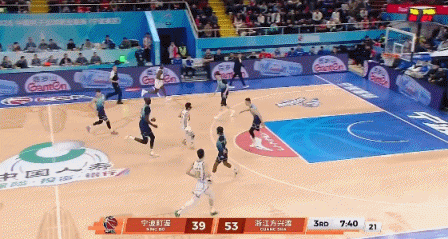 身高差距太大！孙铭徽反击欧洲步上篮被法尔追身血帽出界