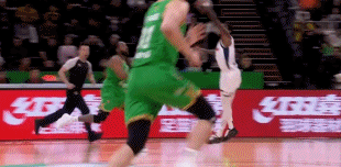 先碰板了！王少杰封盖付豪上篮被吹干扰球 广东挑战失败