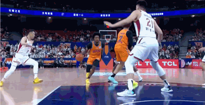 灵气十足！古德温假动作转身骗过刘传兴 走底线上反篮打成2+1