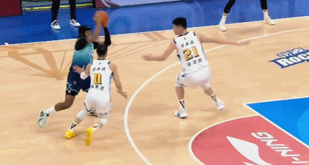 左右开弓！宁鸿宇在左右两侧底角各中一记三分 广厦直接叫停