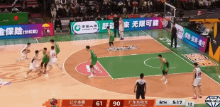 终于开张了！胡明轩外线接球命中三分 此前6中0