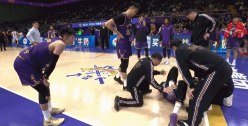 伤病滚粗！沈梓捷本场崴脚伤愈刚复出 落地时又崴脚&十分痛苦