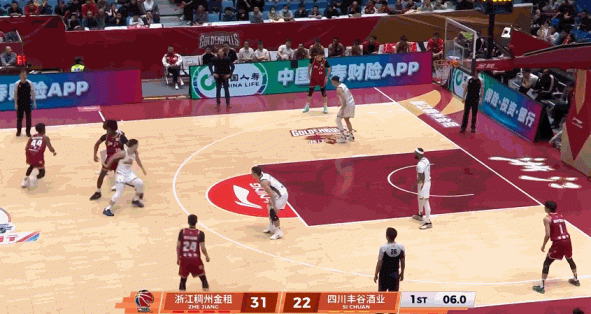 手拿把掐！兰道夫弧顶控时间从容命中首节压哨三分球