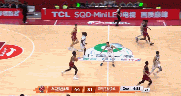 扣爽了！琼斯接兰道夫击地漂传劈扣&跟进补扣打停四川