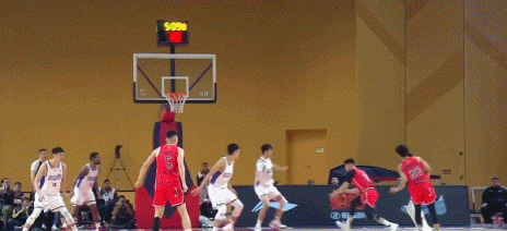 希望无碍！赖俊豪拼抢倒地头部撞到广告牌 被担架抬出场