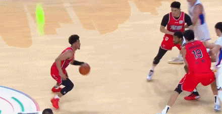 就是高啊！徐昕篮下接球在两人合围下仍旧打进并造犯规 加罚未中