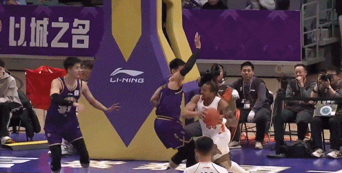 彻底杀疯了！曾凌铉底角连续空位三分命中 个人三分9中9了！