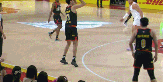 本土之光！王浩然开场连投带扣内外开花 半节6中6砍13分战平上海