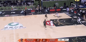 晚了一点点！陈家政后场超远三分神奇命中 可惜超时在先