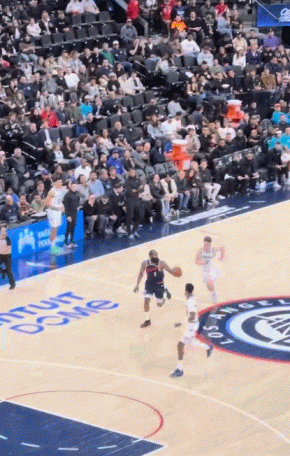 灵机一动！哈登反击急停试图找队友 陀螺转后上下步挑篮命中！