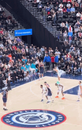 这传得神了！哈登突破又是到位击地背传 但邓恩大空位三分接着铁