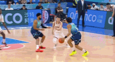 无视防守！小马丁切入迎着补防双手拽筐暴扣