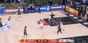 一飞冲天！郭昊文晃起胡明轩 侧翼突击起飞滑翔双手灌筐