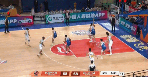 胡金秋强硬背打吴冠希 转身后仰勾手命中&帮助广厦反超比分 胡金秋强硬背打吴冠希 转身后仰勾手命中&帮助广厦反超比分