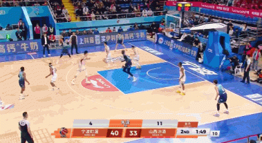 搞笑来了？宁鸿宇接球启动自己拌蒜走步违例