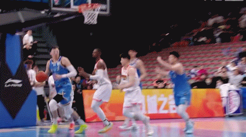 不愧是老六!周琦抢到篮板后稍不留意 庞峥麟身后杀出拼下球权 不愧是老六!周琦抢到篮板后稍不留意 庞峥麟身后杀出拼下球权