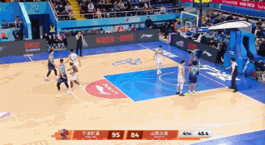 双方技犯！于米提紧逼防守对杰克逊犯规 两队小冲突