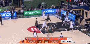 这球够硬气！焦泊乔切入隔人双手暴力补扣