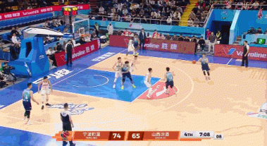 投得就是你射手！王俊杰弧顶接球迎着原帅打成3+1