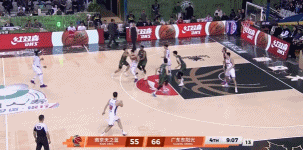 有火药味了！胡明轩护球甩肘打到徐远征 双方小冲突