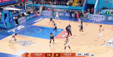 不应该有的动作！宁鸿宇直接搂脖拽倒迪亚洛 吃到违体犯规