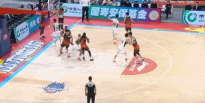 配合默契！山东发底线球 珀赛尔起跳接球顺势出手拿到2分