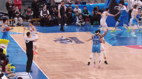 大心脏!陈盈骏空位三分+上篮and one+撤步中投 连砍8分定胜局 大心脏!陈盈骏空位三分+上篮and one+撤步中投 连砍8分定胜局