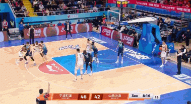 玩脱了！焦海龙底线球砸对手后背接球但人在界外失误