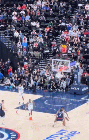 终于投进了！小卡背后运球吸引包夹 助攻桑德斯命中三分！