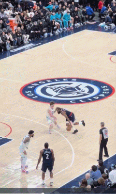 跳得真高！哈登突破克尼佩尔篮下抛投 迪亚巴特送出大帽