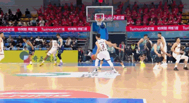 不冷静！迪亚洛卡位被王俊杰推倒 上前理论吃T