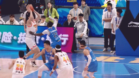 氮气加速！庞峥麟暴力启动一步过掉马帝昂 轻巧挑篮收下两分