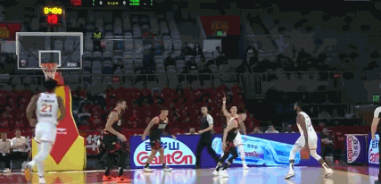 精准打击！弗格迎着防守强投三分命中并造犯规 打3+1拿到4分