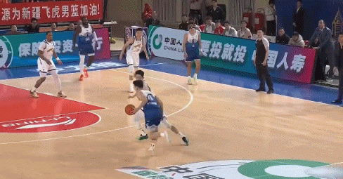 灯亮球进!伊力福拉提中路突破扛开防守 大号两分压哨命中 灯亮球进!伊力福拉提中路突破扛开防守 大号两分压哨命中