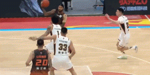 外线开炮！高诗岩三分命中 帮助山东将优势扩大到20分