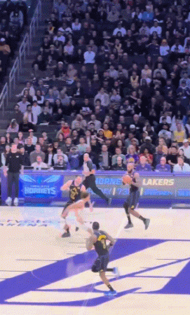 丝滑！詹姆斯反击滑翔 面对篮下CJ拉杆上反篮得分