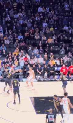 老鹰第一攻！沃克接球三分出手命中 还造成拉拉维亚犯规