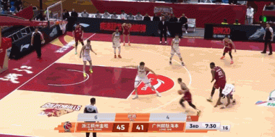 起势了!约翰逊要扣被威金顿摁翻在地 徐昕反击暴扣 起势了!约翰逊要扣被威金顿摁翻在地 徐昕反击暴扣