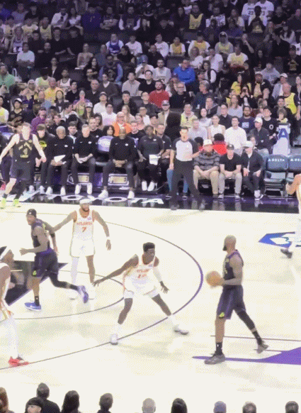 眼观六路！詹姆斯反击单手直塞范德彪 后者轻松上篮打停老鹰